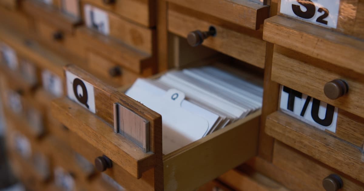Tiroirs en bois d'un meuble de classement d'archives, illustrant la conservation des actes de propriete par le notaire