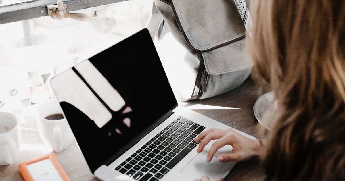Personne tenant un smartphone, illustrant l'usage quotidien d'un assistant IA par un agent immobilier