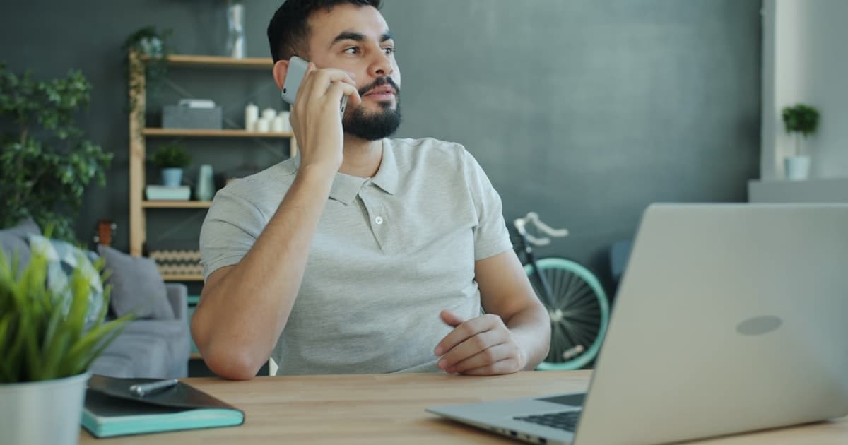 Homme au telephone a son bureau, illustrant la prospection telephonique bientot interdite