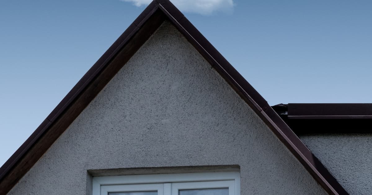 Facade d'une maison sous un ciel bleu, illustrant les biens requalifies par la reforme du DPE 2026