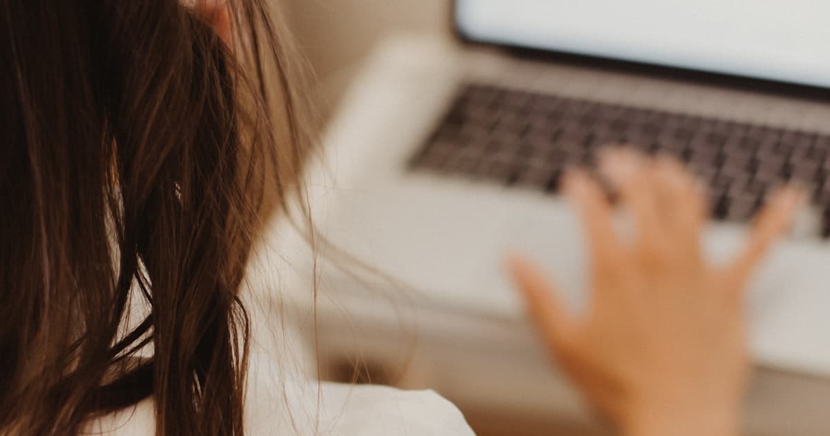 Personne suivant une formation en ligne depuis son ordinateur portable à la maison
