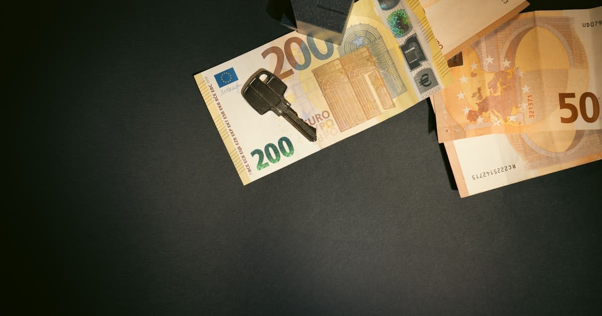 Cle posee sur des billets en euros, illustrant les revenus fonciers issus de la location d'un bien immobilier
