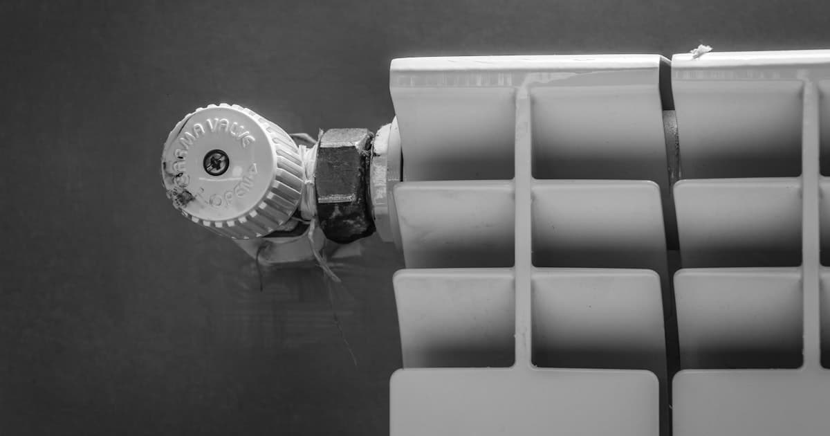 Gros plan sur une vanne thermostatique de radiateur, illustrant les charges de chauffage recuperables aupres du locataire
