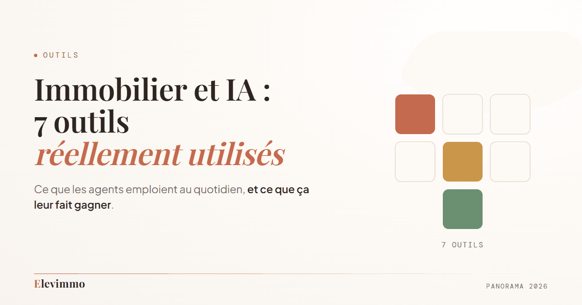Bureau avec ordinateur portable, téléphone et carnet de notes, illustrant les outils numériques utilises par les agents immobiliers